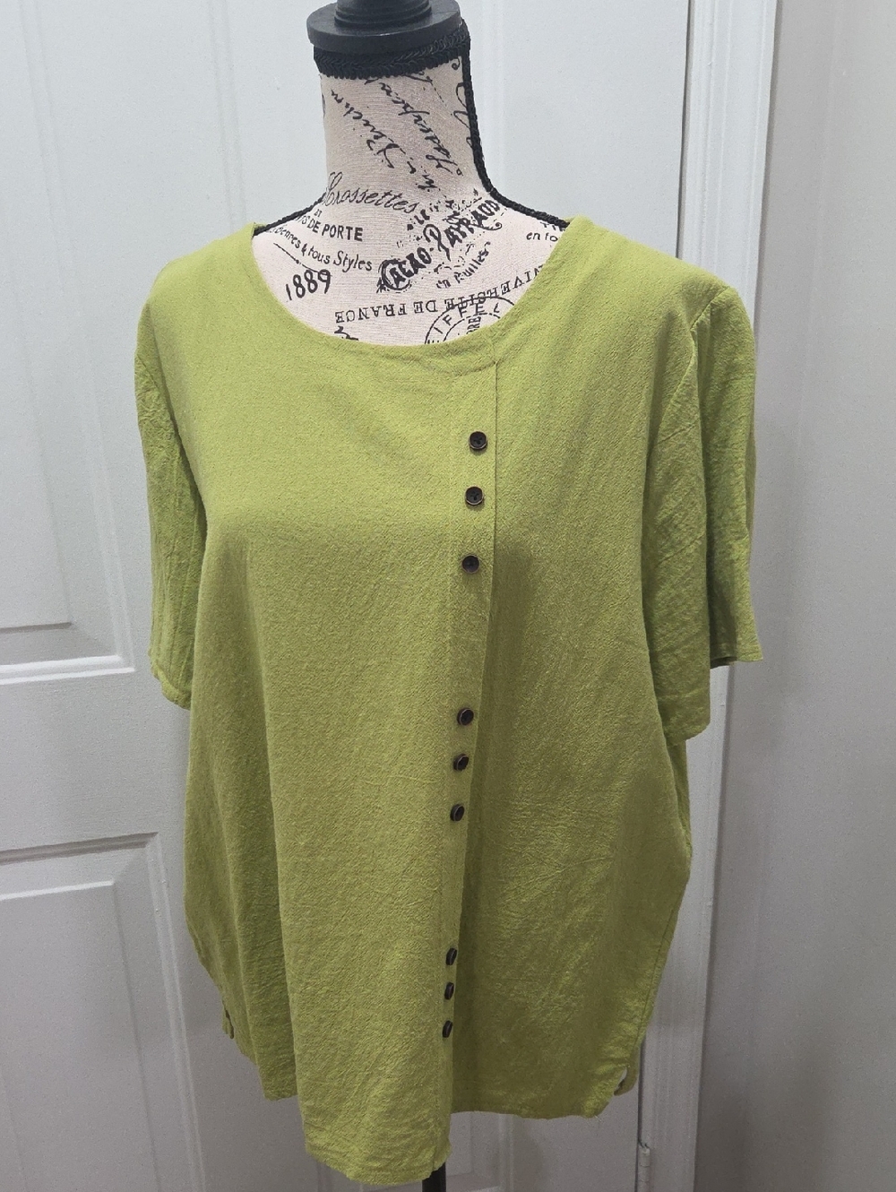 Light Green Short Sleeve Button-Accent Women's Top L